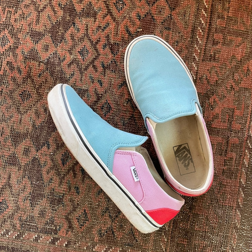 Color block Vans slip ons 💙💜❤️